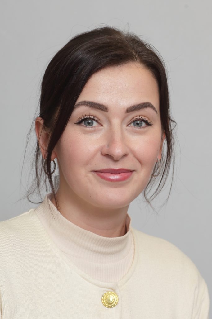 Julia Hotung - Myyntisihteeri, Merikotkan Pesä